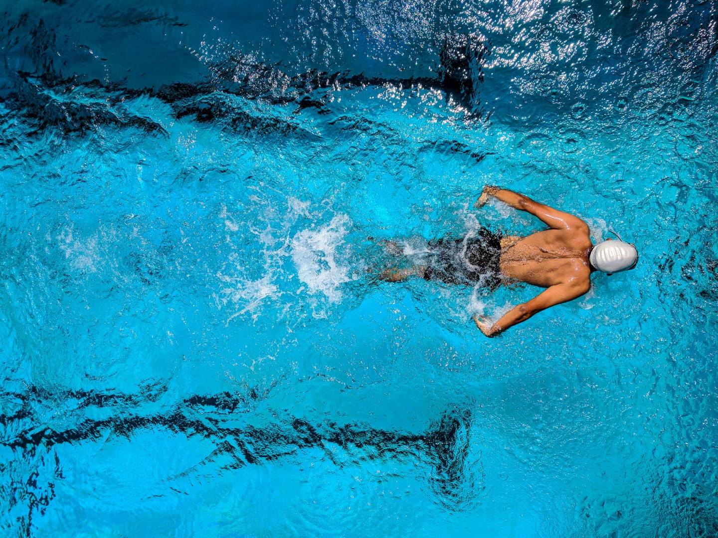 Pływanie – jedna z najkorzystniejszych dla zdrowia form aktywności